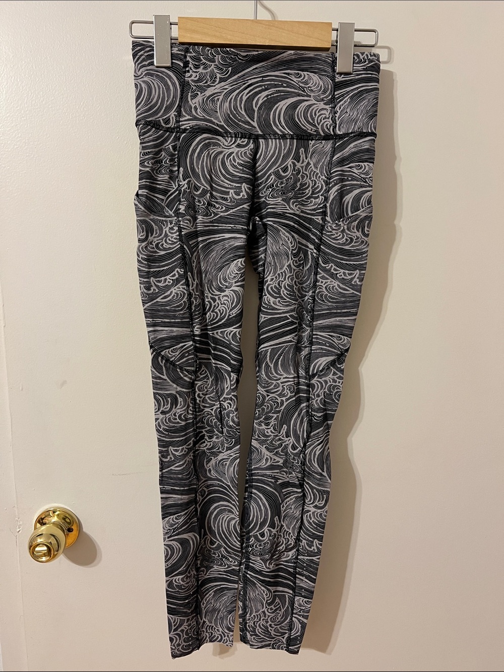 Lululemon Swift Speed Wave Print High-Rise Active Leggings - Black & White